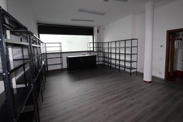Negozio in Via Pietro Ruggeri da Stabello, Bergamo - Foto 1