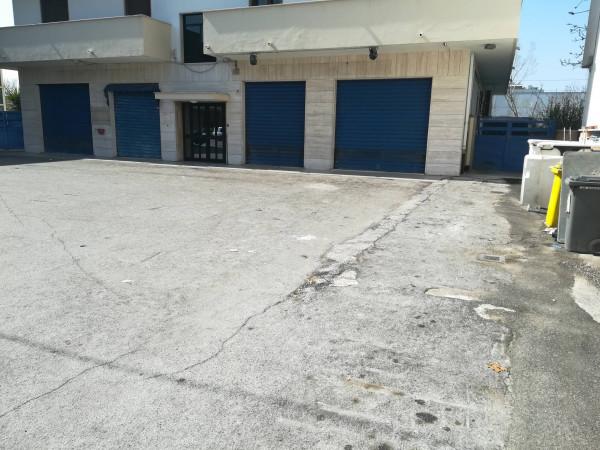 Negozio in Viale Benedetto Croce 353, Chieti - Foto 1