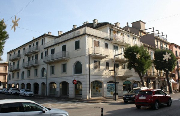 Negozio in Piazza Fratelli Brancondi, Porto Recanati - Foto 1