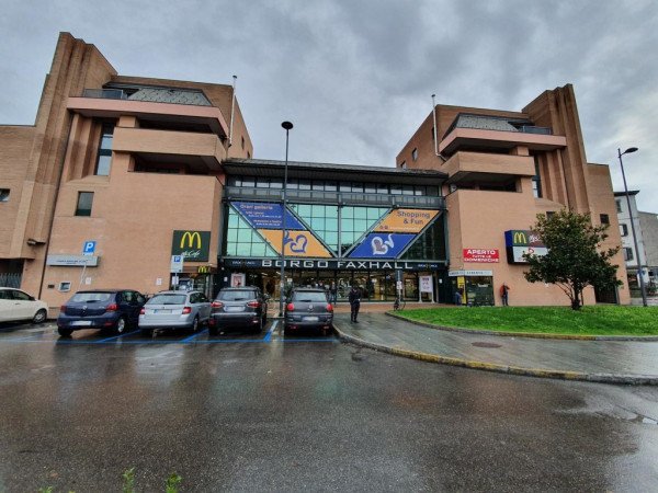 Negozio in Piazzale Guglielmo Marconi 37, Piacenza - Foto 1