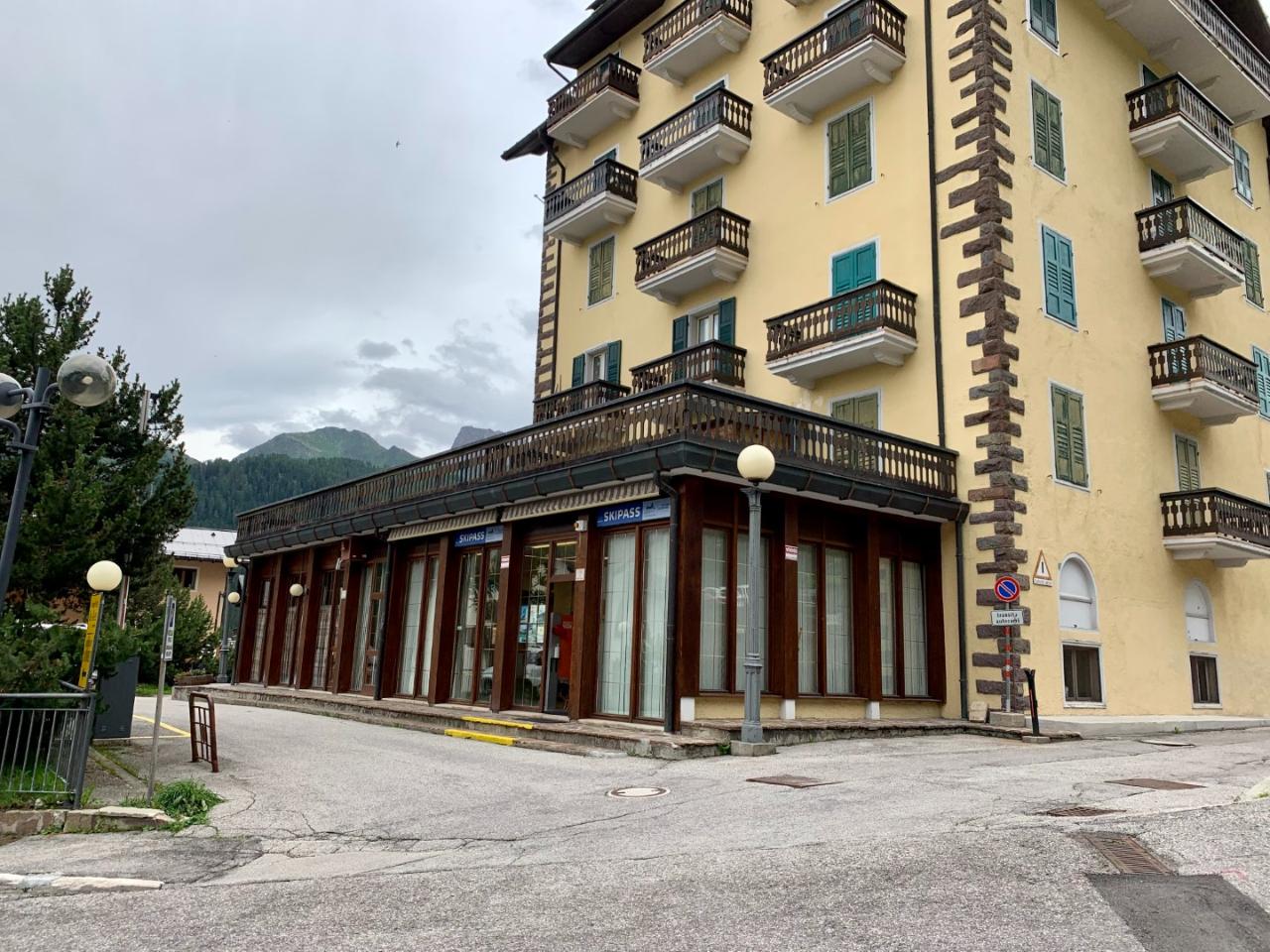 Negozio in Via Passo Rolle, Primiero San Martino di Castrozza - Foto 1