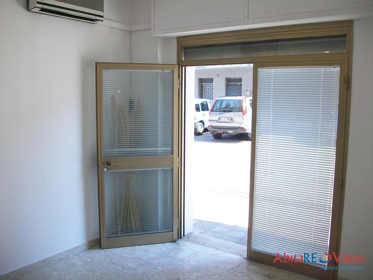 Locale commerciale in Piazza della Concordia 59, Vasto - Foto 1